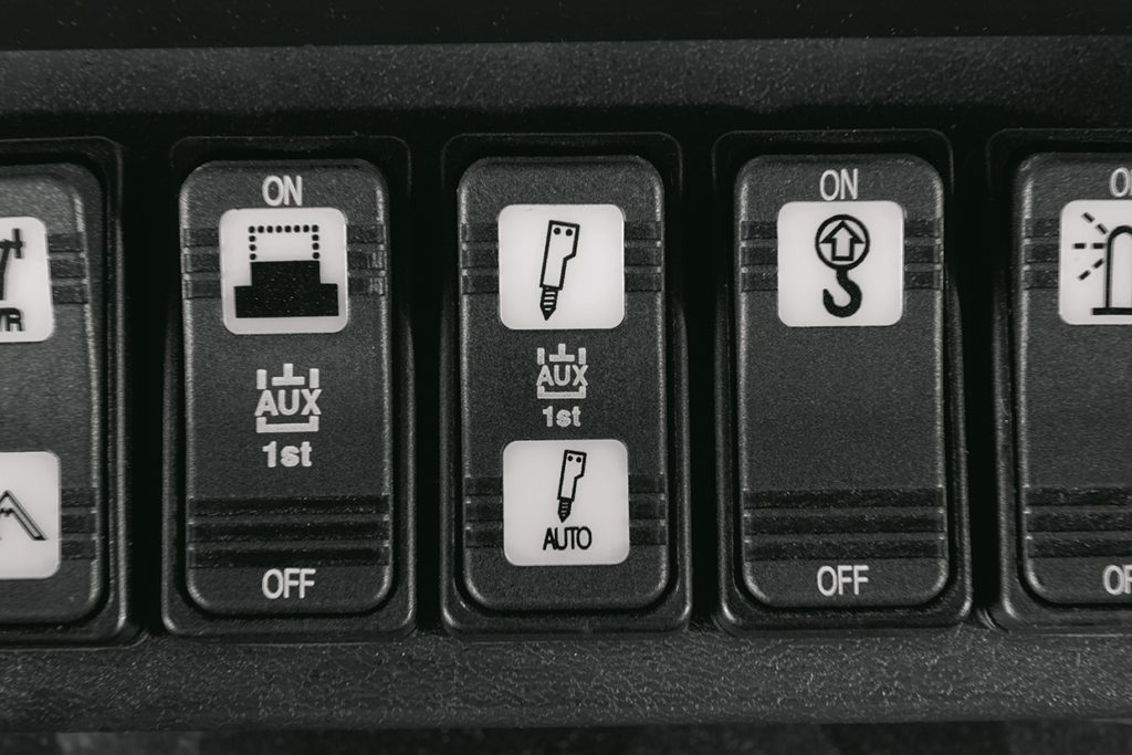 Przyciski w kabinie minikoparki TB230